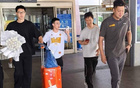 广厦拆家“第一签”：赵嘉仁抵达太原 山西男篮球迷热情接机