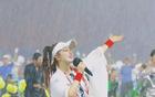 实力派不惧风雨！东北超级足球联赛上歌手孙悦冒雨演唱获好评