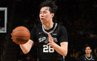 NBA夏联：单节23-7！马刺大胜尼克斯 李贤重仅3分布莱恩特19分